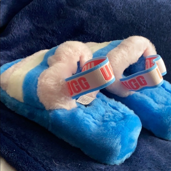 Sz 10. Ladies UGG slides - Picture 2 of 4
